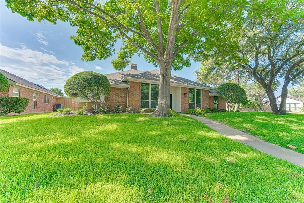 I’m sorry, but the provided text does not contain a specific address for the home listing in DFW mentioned in the Spanish text. Could you provide the address for me to generate the requested output? I’m here to assist you!